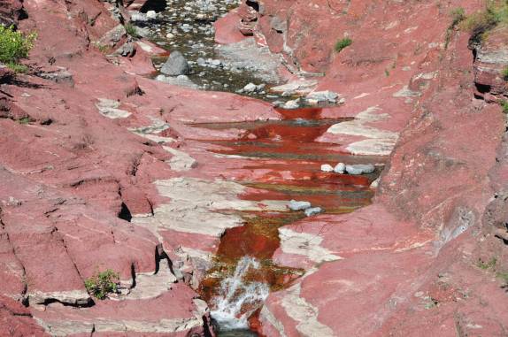 Caminhando no Red Canyon, no Waterton Park, em Alberta, no Canadá
